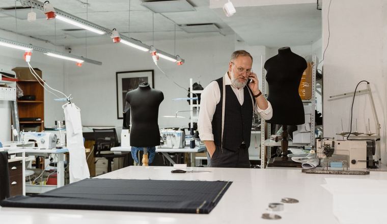 Un artisan dans son atelier